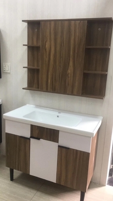 Assoalho contemporâneo das vaidade da mobília do banheiro que pendura o espelho montado invisível