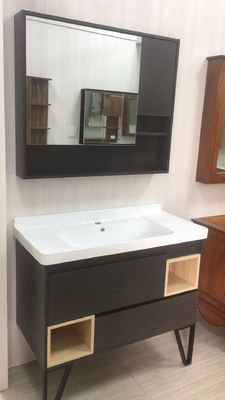 Magro construído no armário do espelho do banheiro com prateleira ilumina a laca terminada